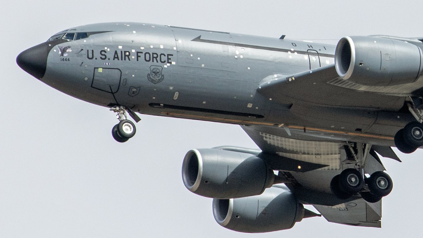 Пошкоджений KC-135R з бортовим номером 1444 під час посадки у Великій Британії. Фото - Facebook/Andrew McKelvey