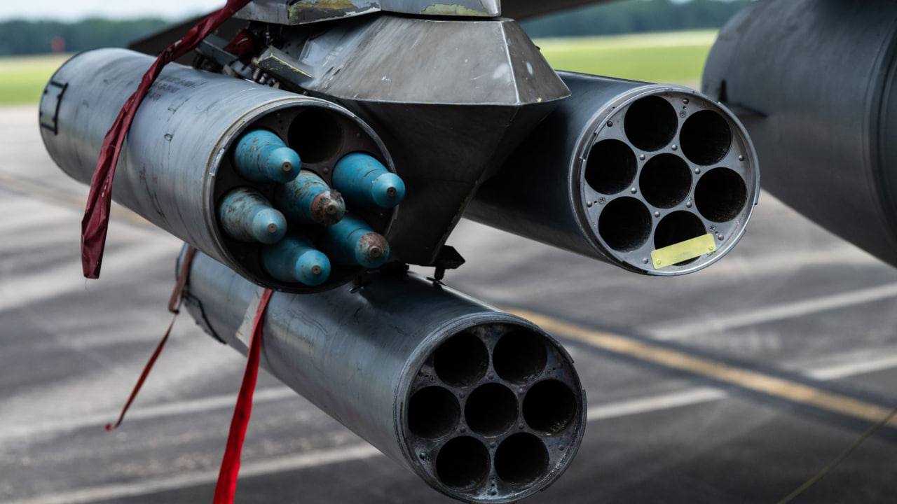 Блоки під 70-мм ракети на F-16, лівий блок заповнений ракетами APKWS