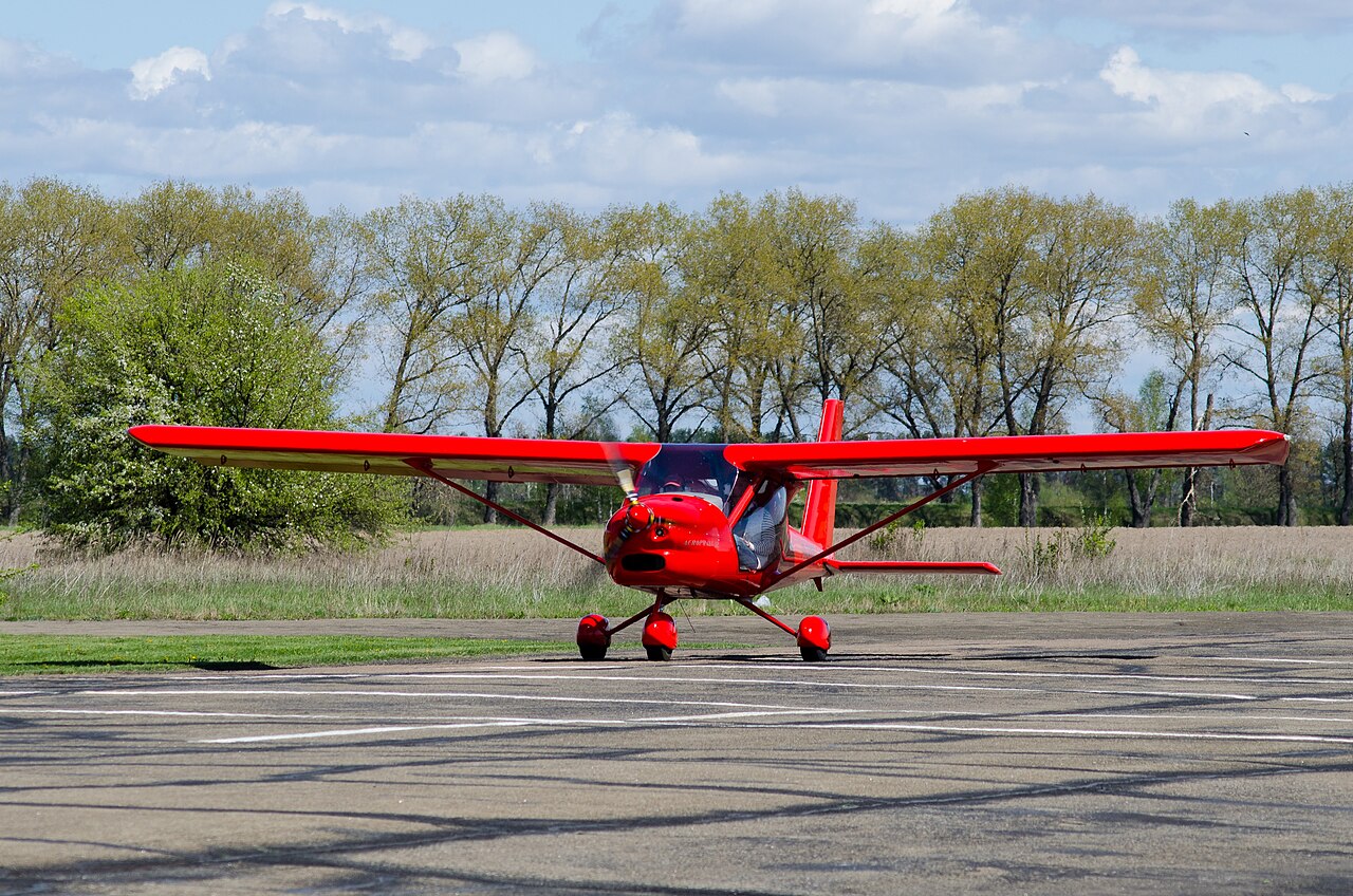 Надлегкий український літак А-32