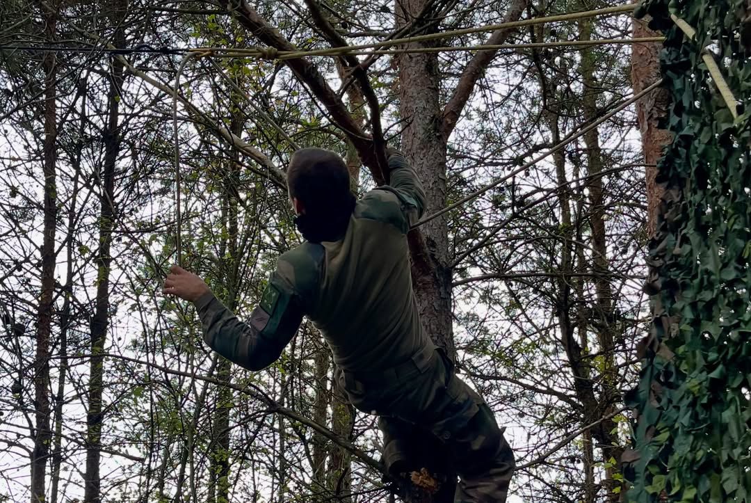 Розгортання антидронової сіткової конструкції. Фото: 68-й Африканський артилерійський полк Сухопутних військ Франції