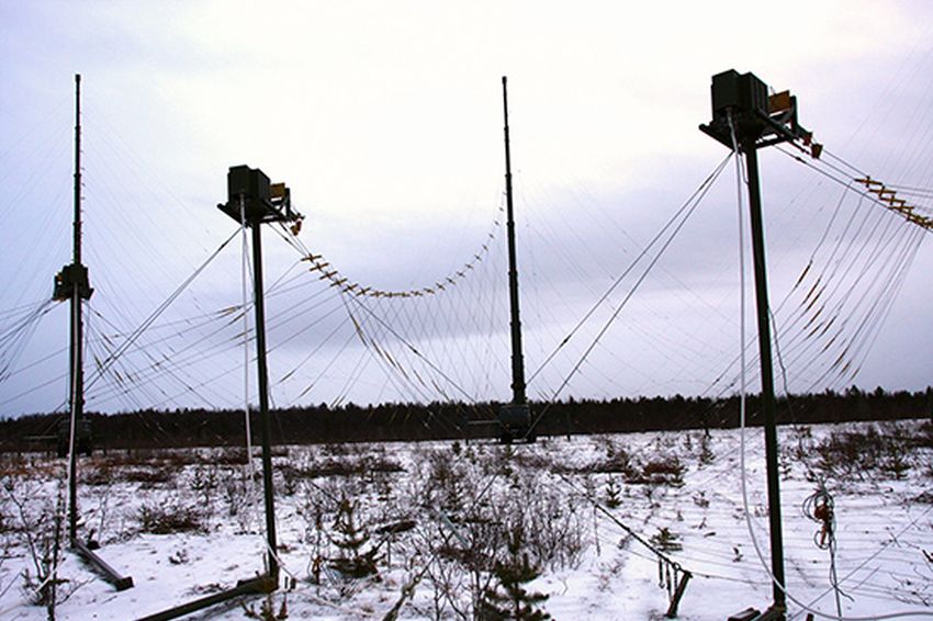 Розгорнутий комплекс РЕБ "Мурманск-БН", можна побачити натягнуту між щоглами мережу катанів, що утворюють антенне полотно