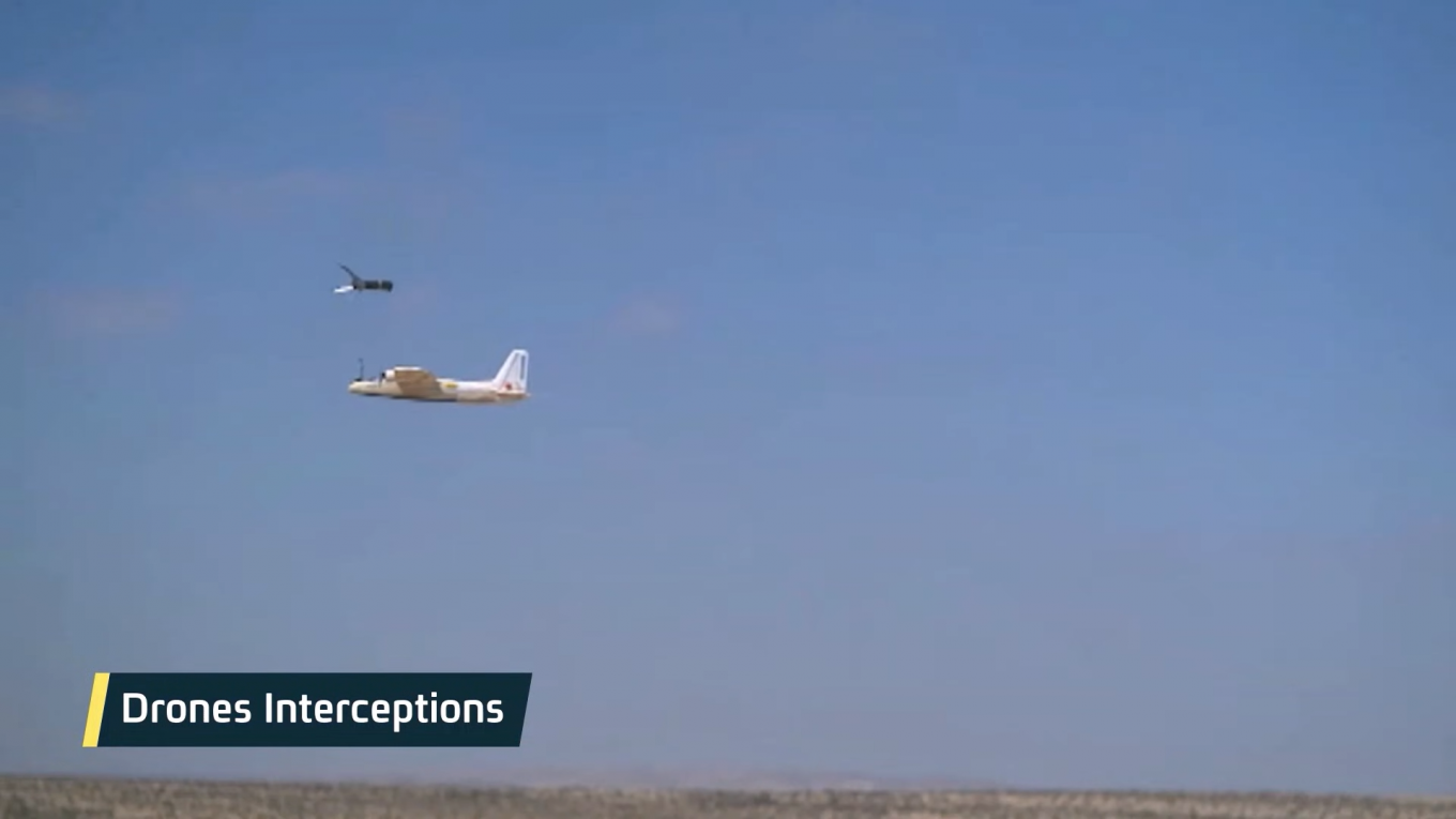 КАЗ Iron Fist за мить до перехоплення баражуючого боєприпасу. Кадр з відео