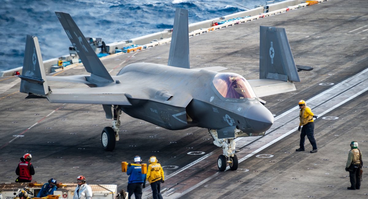 Винищувач F-35C зі складу ескадрильї VFA-147 на палубі авіаносця Carl Vinson