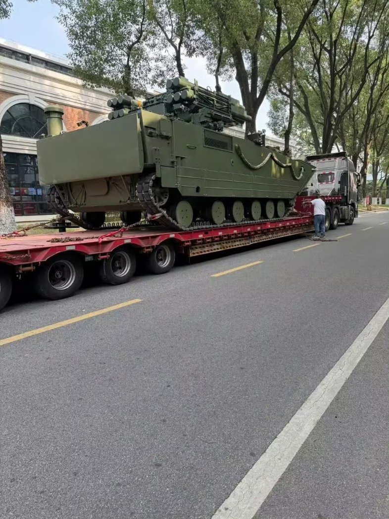 Модернізований варіант ЗРК HQ-13 на шасі ZBD-05. Фото - X/@sugar_wsnbn