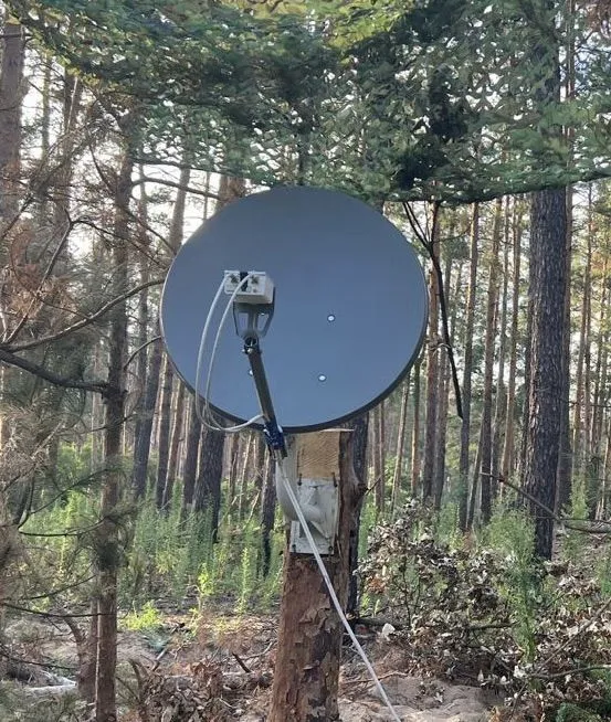 Стаціонарна антена супутникового зв'язку через 