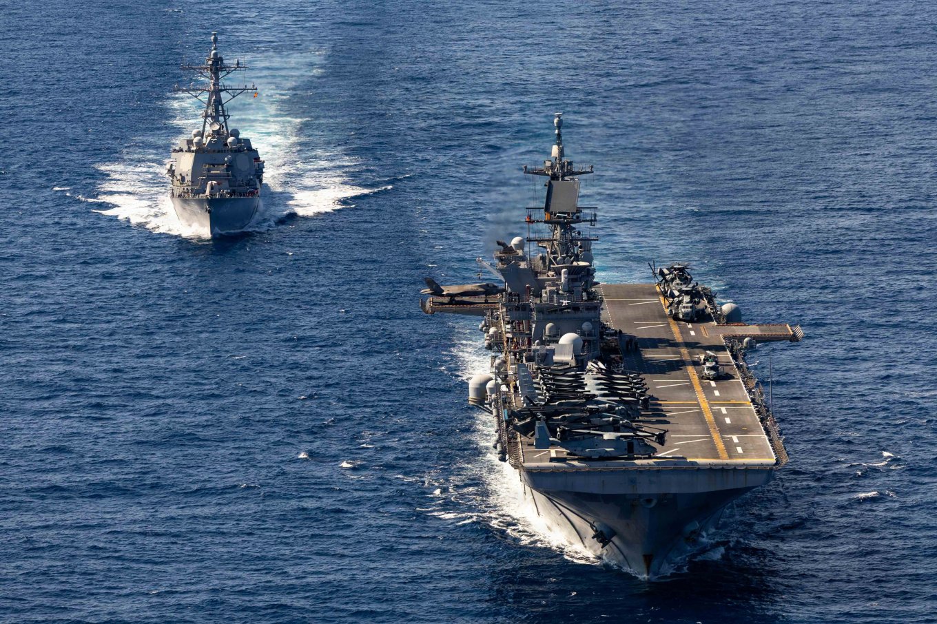 USS Tripoli (LHA 7) та USS Rafael Peralta (DDG 115)