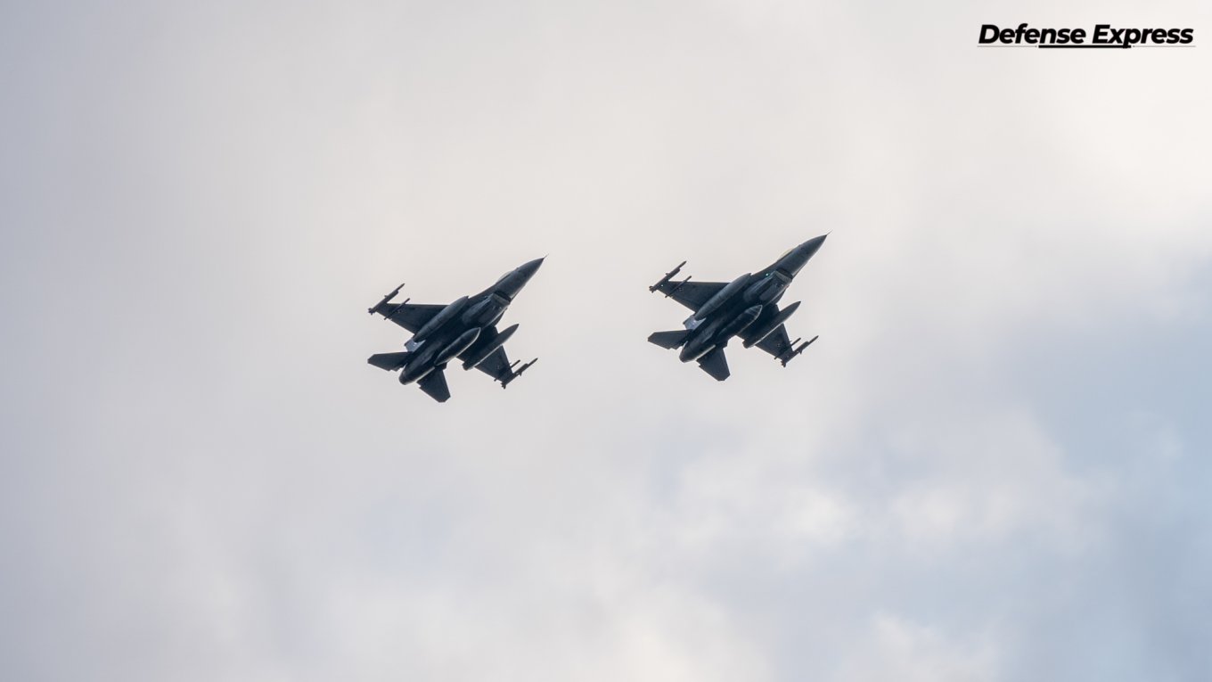 
         Polish F-16s fly over Independence Square, August 2021, Kyiv
        