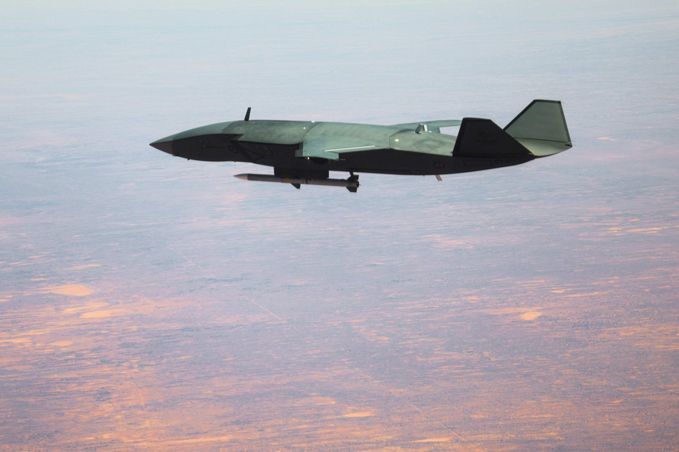 Безпілотний винищувач MQ-28A Ghost Bat з американською ракетою AIM-120