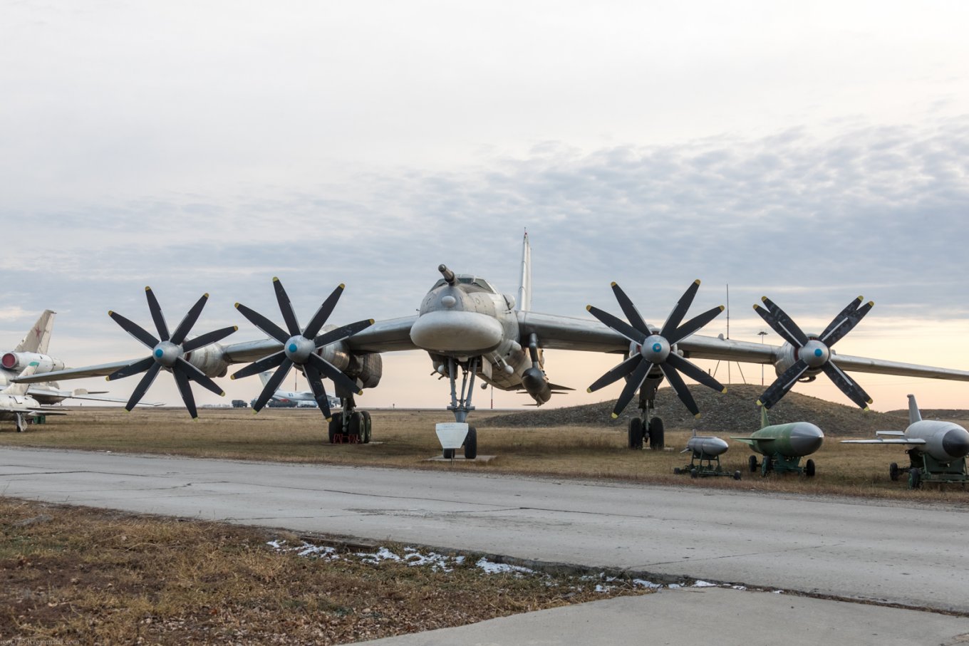 РФ зараз не має Ту-95К-22 під Х-22, то для чого ця історія із Ту-142, скидом буїв та авіаносцем HMS Prince of Wales