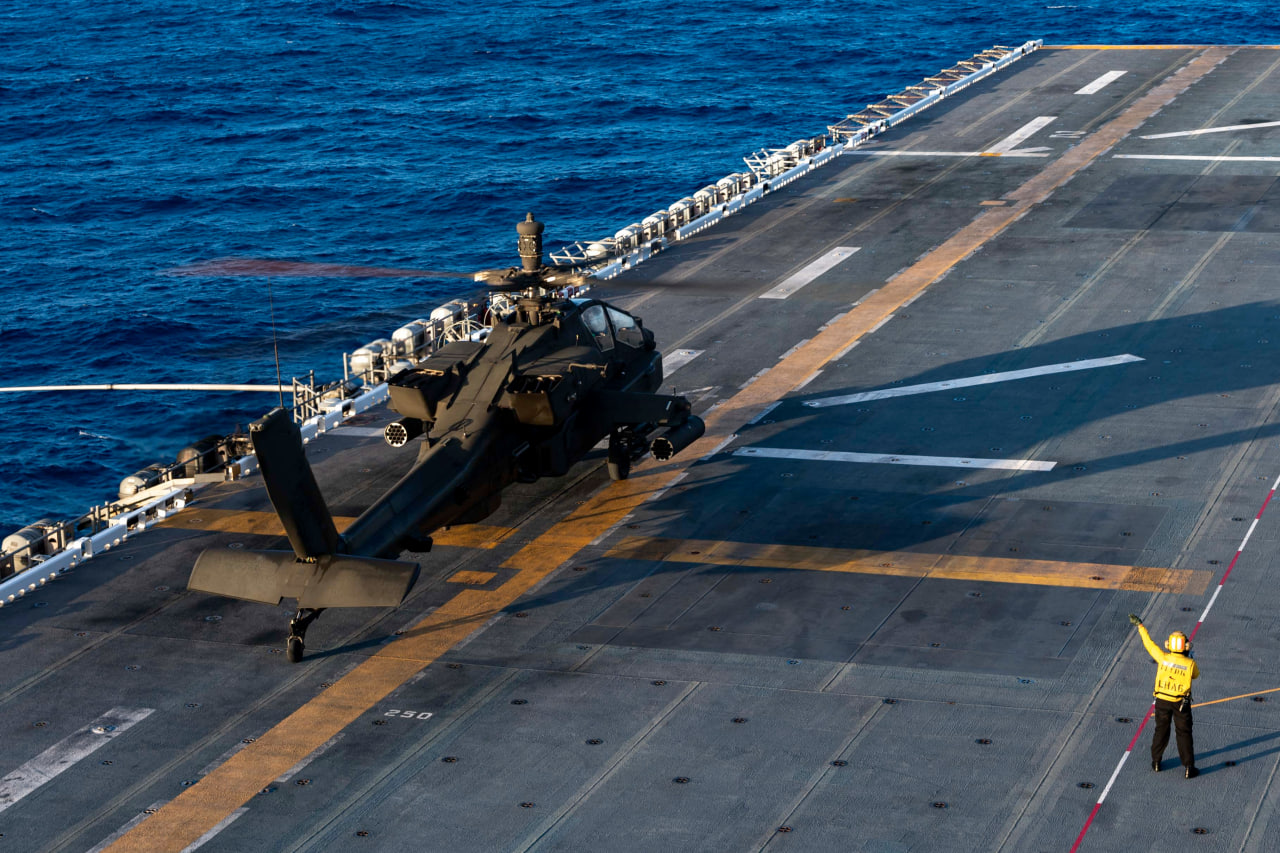Ударний вертоліт AH-64E при посадці на палубу універсального десантного корабля USS America (LHA 6) ВМС США