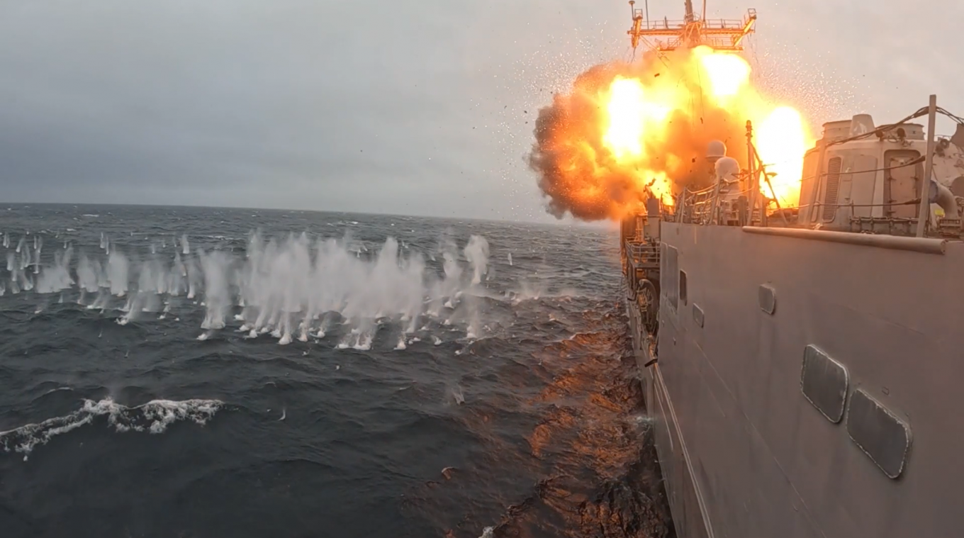 Момент влучання ракети по ракетному фрегату USS Klakring (FFG 42). Кадр з відео