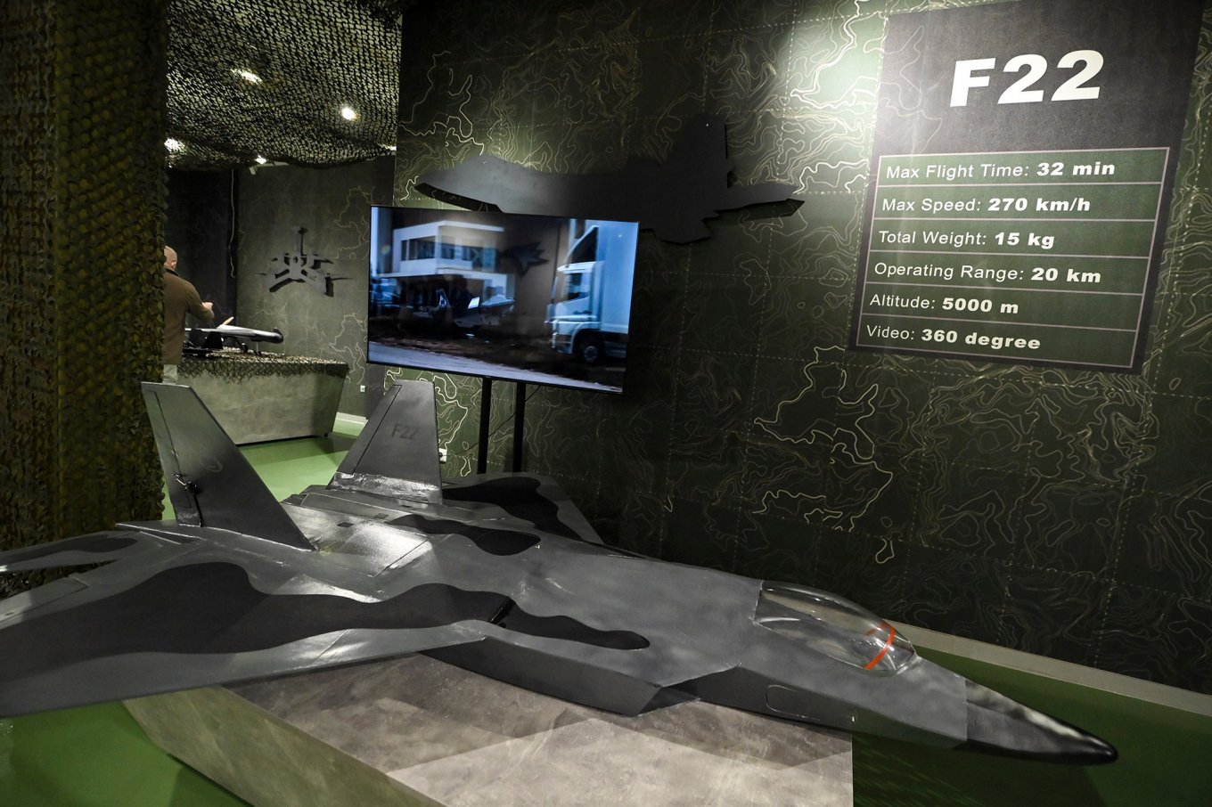 Безпілотник F22, який зовнішньо копія американського винищувача F-22 Raptor. Фото - Facebook/Albin Kurti