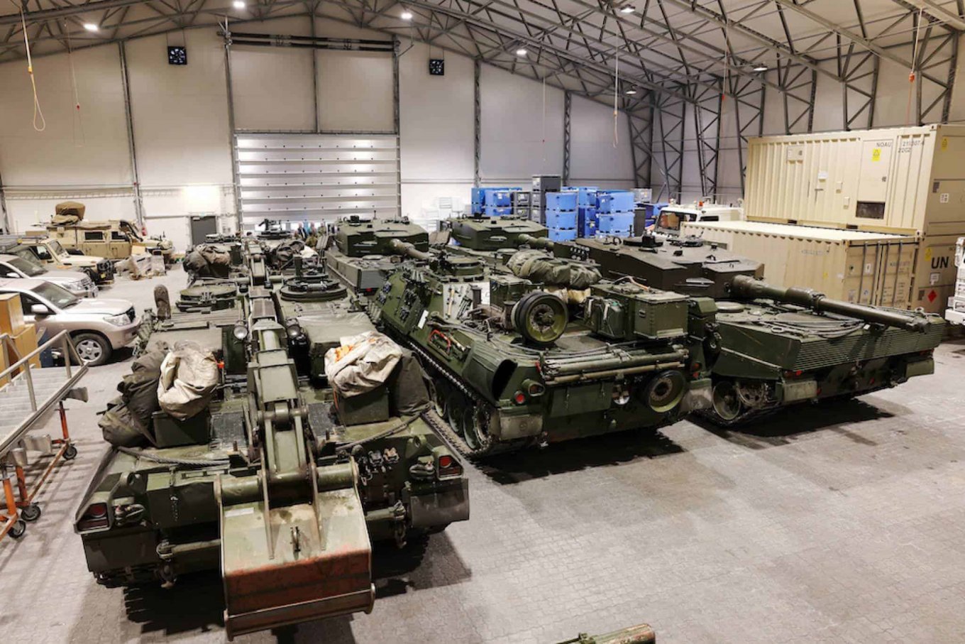 Норвезькі БРЕМ Bergepanzer 2 та інженерні машини NM189 Ingeniorpanservogn перед транспортуванням до України