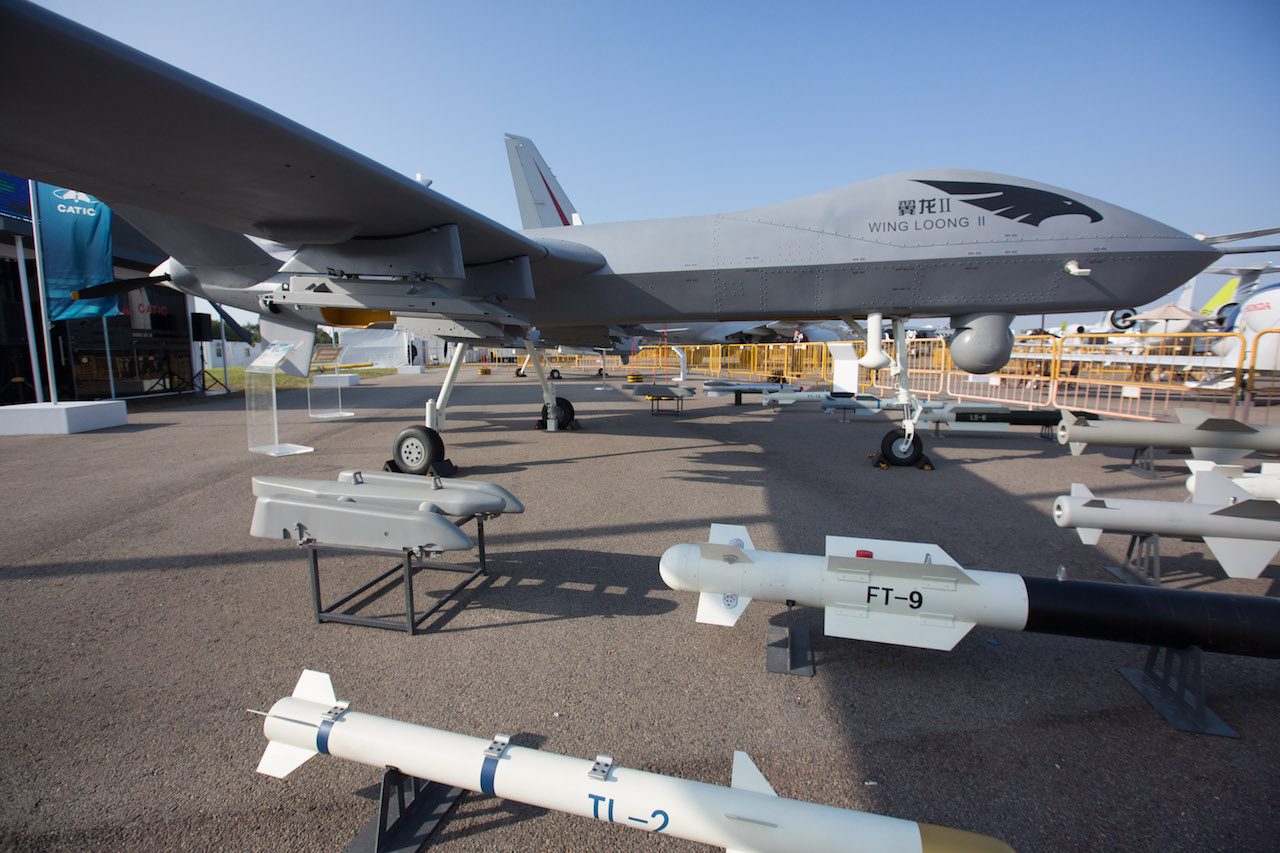 Китайський безпілотник Wing Loong II та озброєння для нього під час виставки