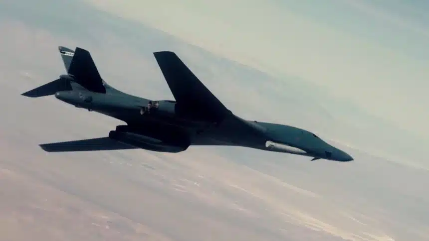 Бомбардувальник B-1B Lancer з гіперзвуковою ракетою ARRW