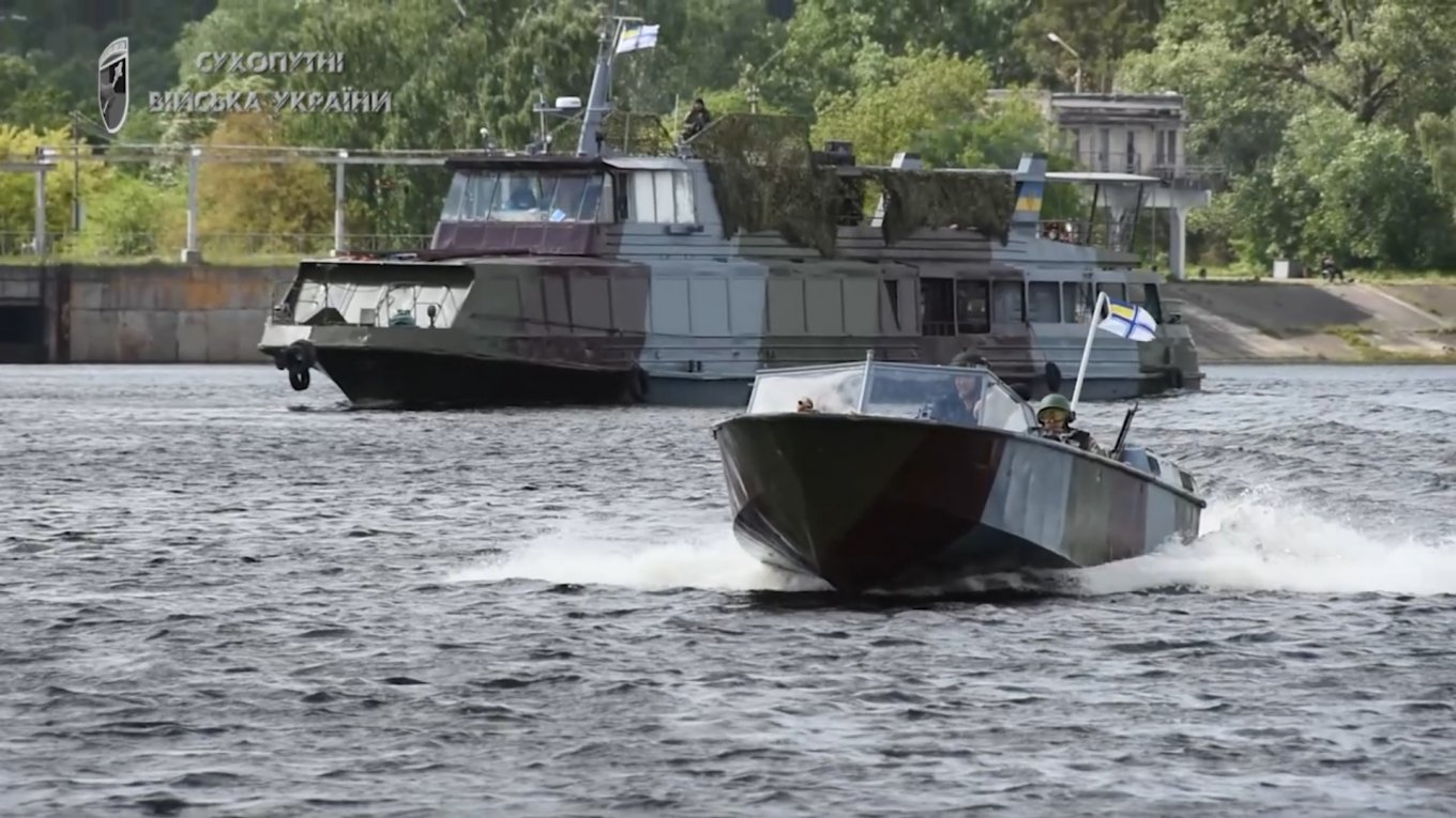 Мобілізовані до складу ВМС України цивільні річкові катери, червень 2022 року, фото - прес-служба Сухопутних військ ЗСУ