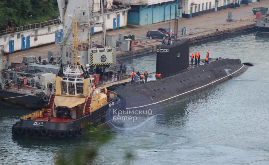 Окупанти намагаються вивести в море підводний човен 