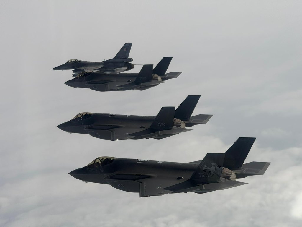 Три винищувачі F-35 у супроводі F-16 ПС Польщі. Фото - Міноборони Польщі