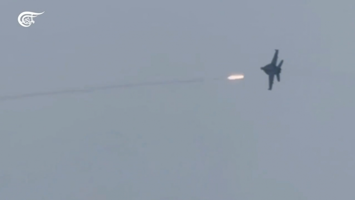 Ракета ПЗРК підлітає до F/A-18 Hornet. Кадр з відео