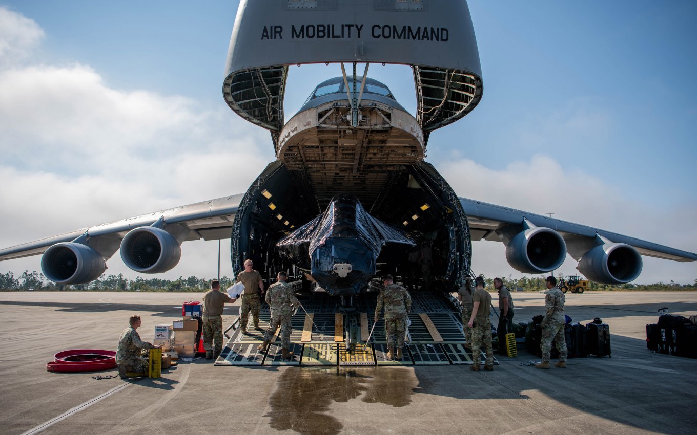 Вивантаження винищувача F-22 з C-5 Galaxy