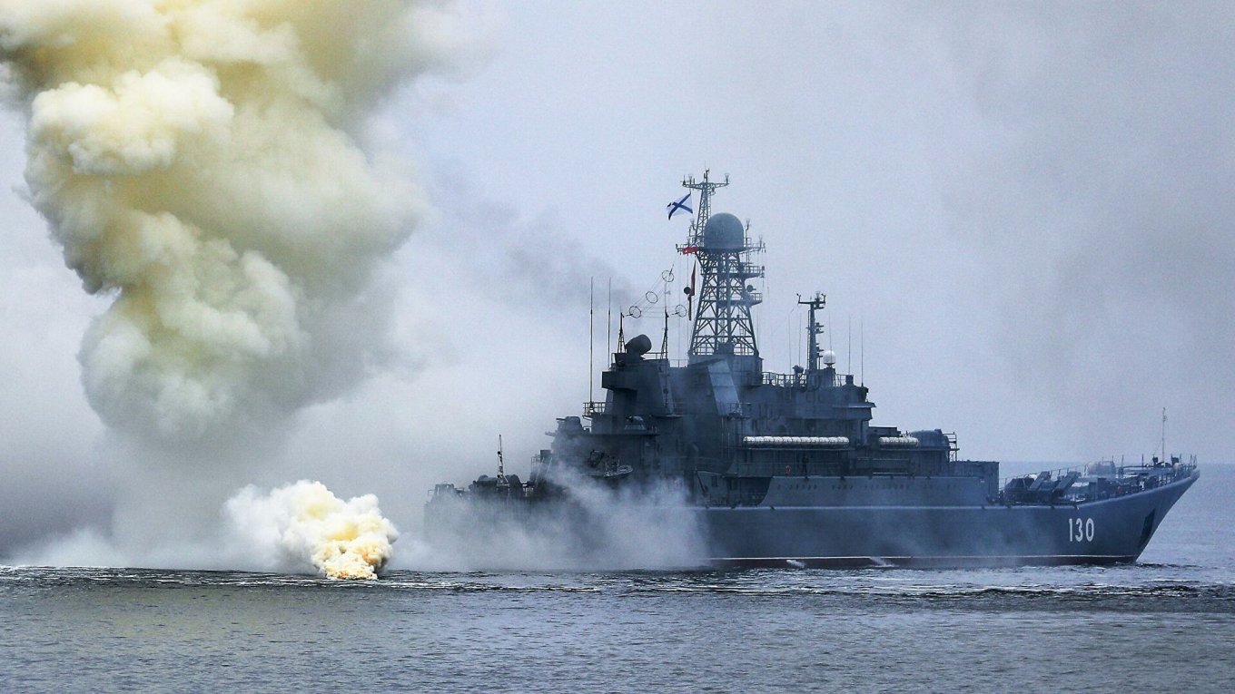 سفينة الإنزال & quot؛ Queens & quot؛  من أسطول البلطيق للاتحاد الروسي يصل طرطوس تحت غطاء من الدخان ، فبراير 2022 ، الصورة من مصادر مفتوحة