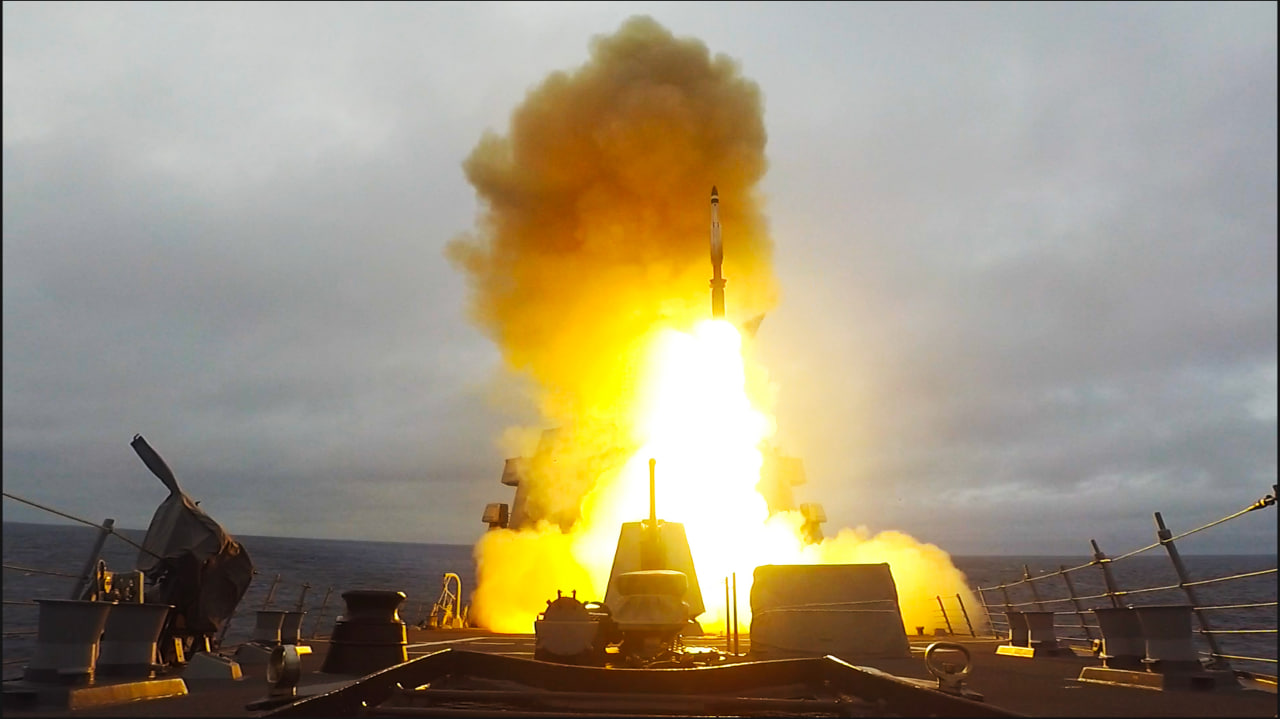Запуск ракети SM-2 з есмінця USS Paul Ignatius (DDG 117) класу Arleigh Burke ВМС США