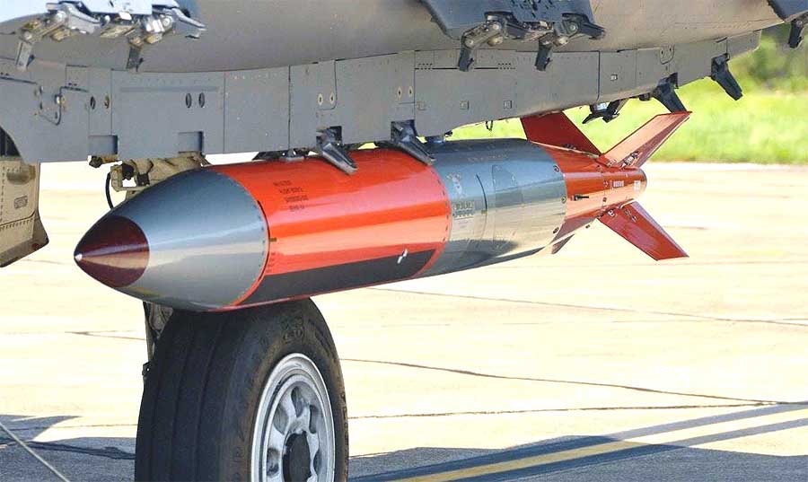 Бомба B61-12 на літаку F-15E Strike Eagle
