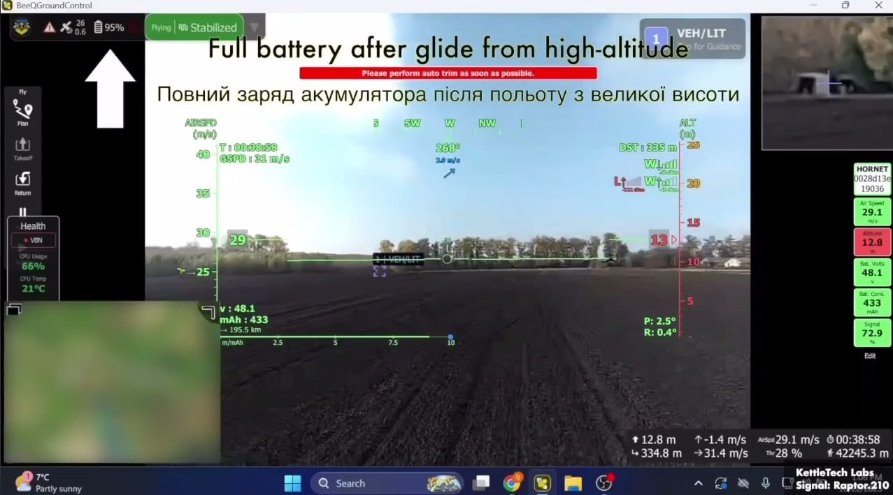 Ударний безпілотник Hornet планує на землю після скидання з аеростата, можна побачити залишок батареї та пройдену відстань. Кадр з відео