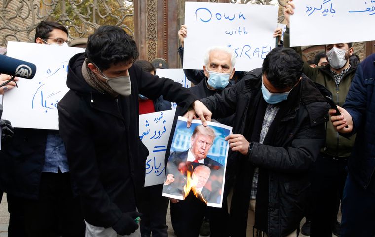 Іранські студенти спалюють портрети Дональда Трампа і Джо Байдена