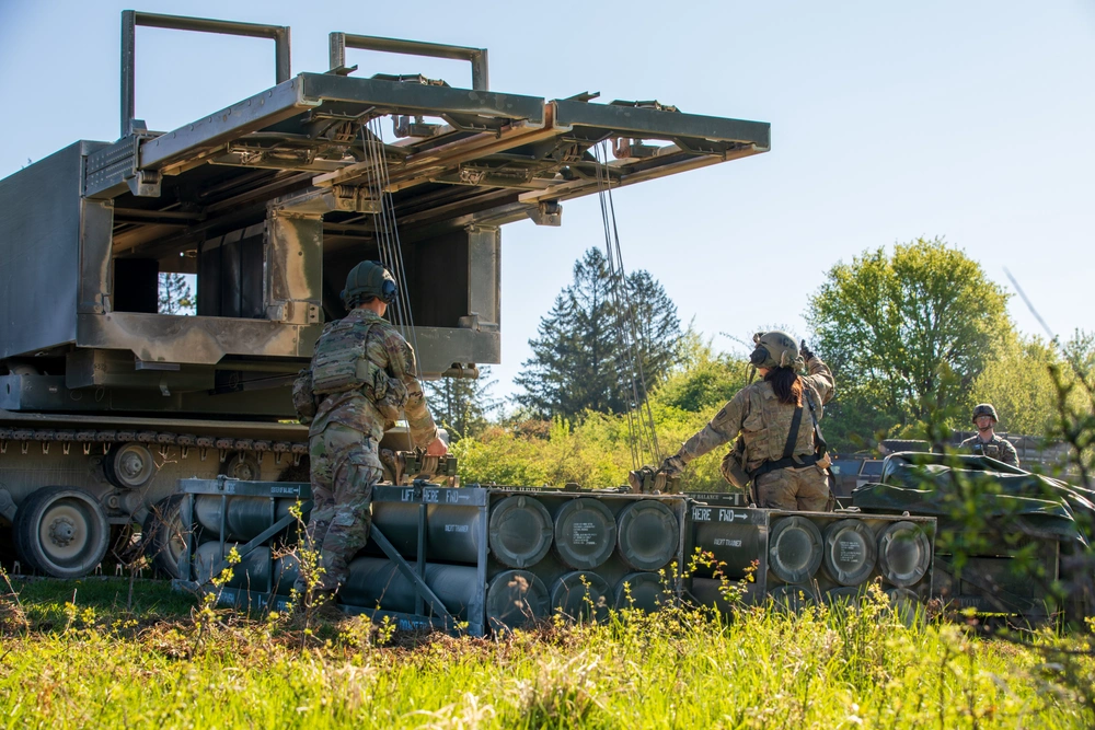 РСЗВ M270 та блоки ракет GMLRS
