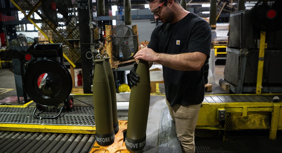 У США за чотири роки так і не вийшли на темпи у 100 тисяч 155-мм снарядів, зараз роблять майже вдвічі менше