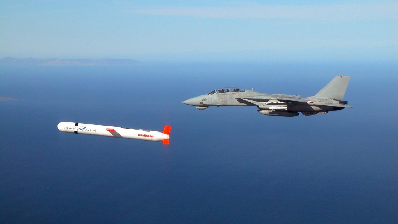 Крилата ракета Tomahawk у супроводі F-15