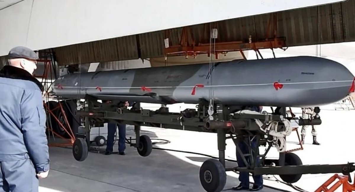 Процес підвіщування крилатої ракети Х-101 на стратегічний бомбардувальник Ту-160