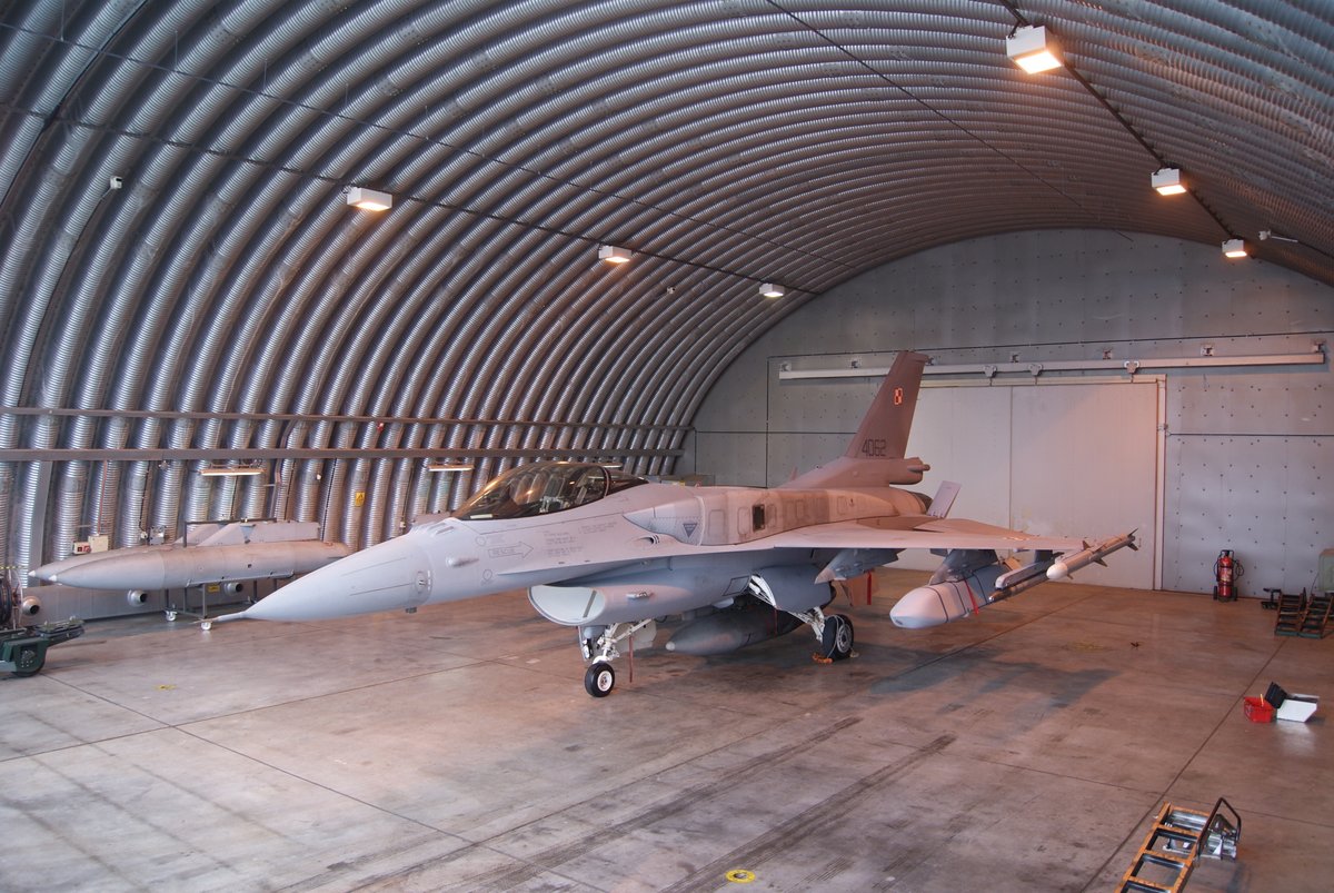 Польський F-16 в ангарі з підвішеною крилатою ракетою AGM-158, ілюстративне зображення з відкритих джерел
