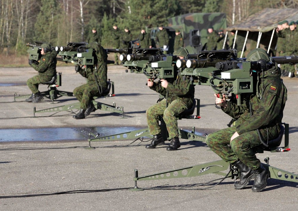 Військовослужбовці сил ППО Литви під час тренувань з ПЗРК Stinger