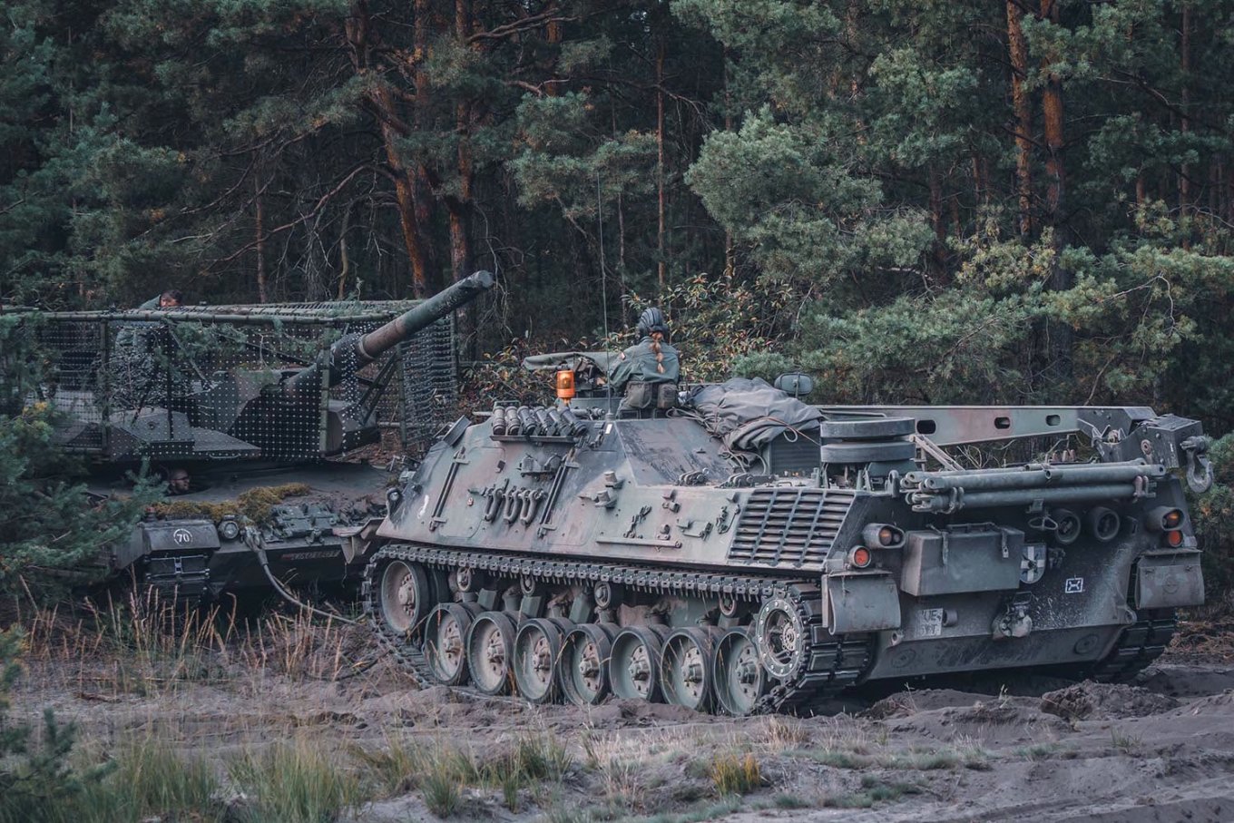 Танк Leopard 2PL з протидроновим захистом