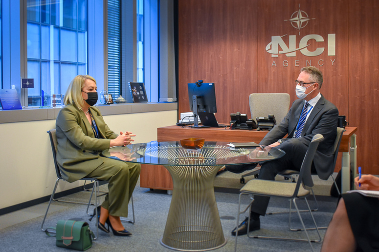 Посол Наталія Галібаренко та генеральний директор Агенції НАТО зі зв’язку та інформації Людвиг Декампс