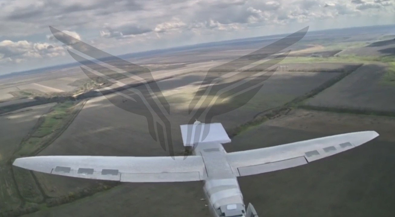 Ударний безпілотник Hornet із встановленою антеною супутникового зв'язку Starlink в об'єктиві дрона-перехоплювача рашистів