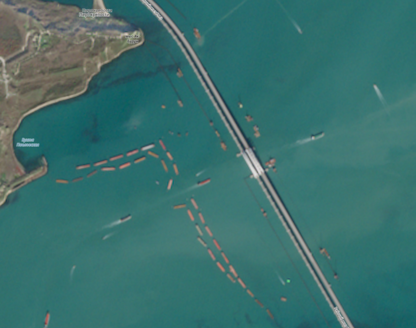 Процес формування стін з свай, лінія з барж, а також активне судноплавство, листопад 2024 року