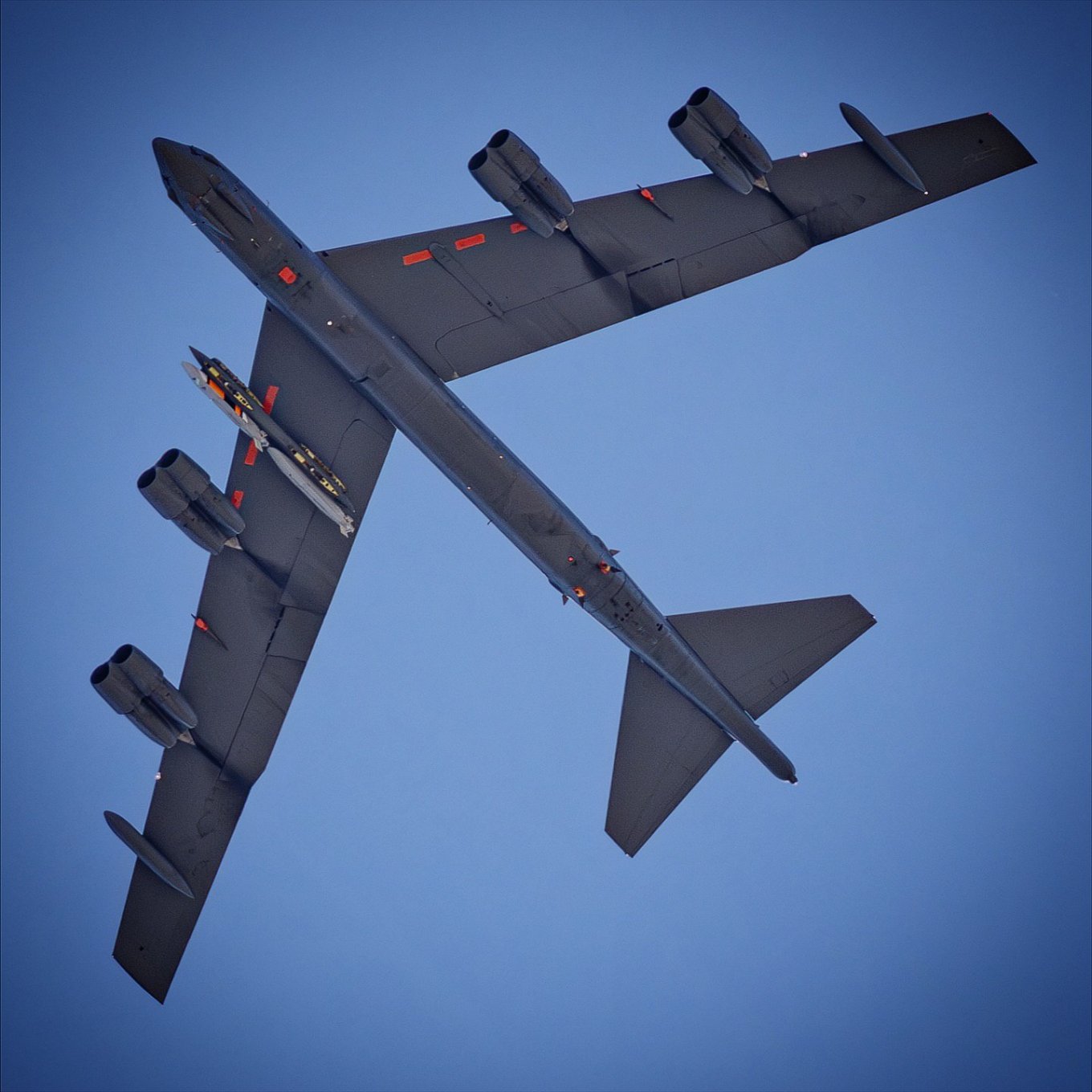 Крилата ракета, можливо AGM-181A LRSO, під крилом стратегічного бомбардувальника B-52H. Фото: @lookunderocks в Instagram