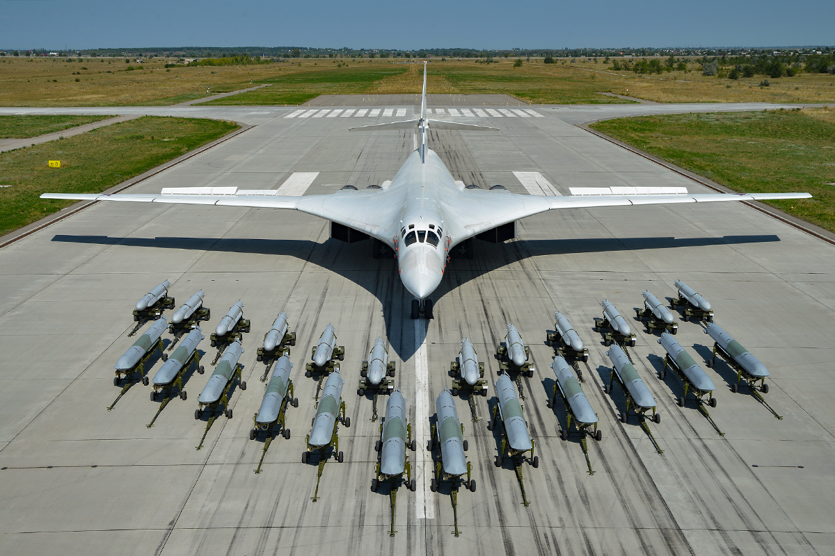 Рашистський Ту-160 та його &quot;арсенал&quot; ракет - або до 12 одиниць Х-101, або до 12 одиниць Х-555, ілюстративне фото з відкритих джерел