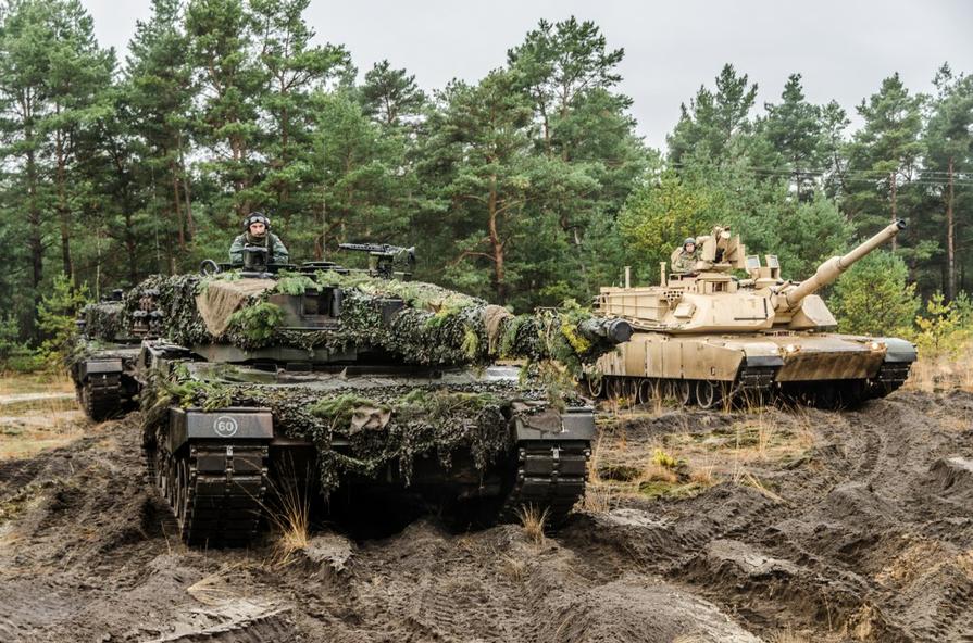 Американські M1A2 Abrams та польський Leopard 2PL, ілюстративне фото з відкритих джерел