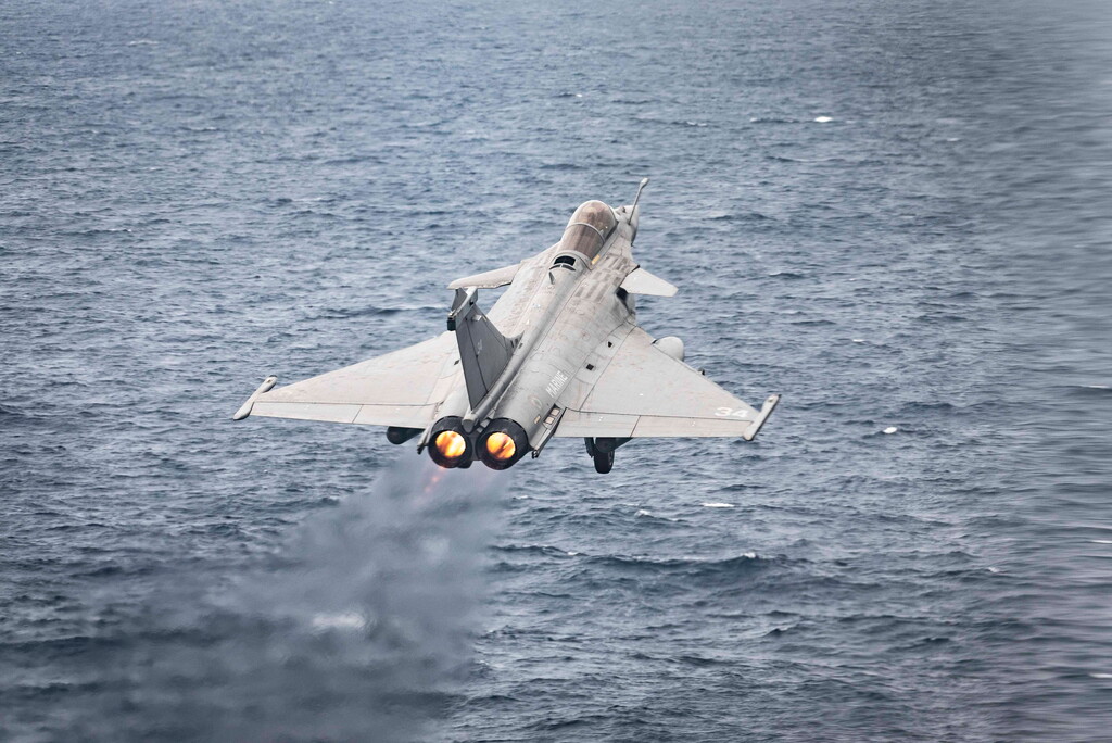 Палубний винищувач Rafale M з ядерною крилатою ракетою ASMPA-R
