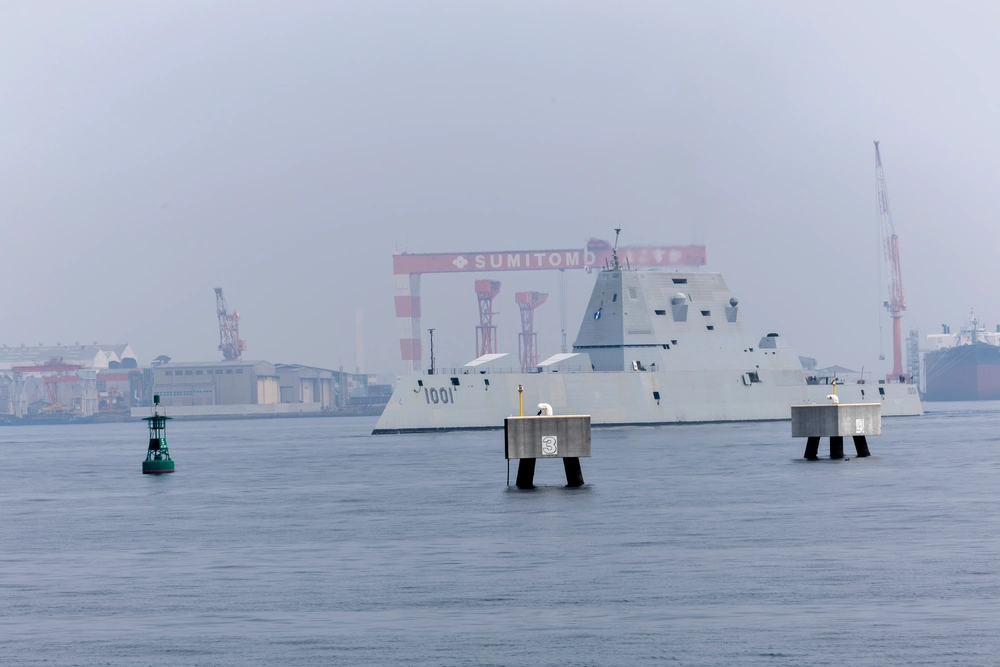 Есмінець USS Michael Monsoor типу Zumwalt під час прибуття до Японії на початку липня 2025 року