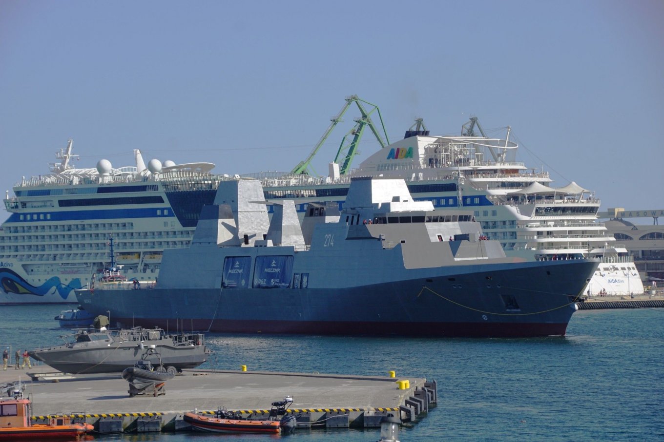Фрегат ORP Wicher після спуску на воду