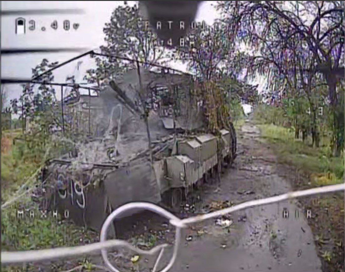Російська БМП-3 з ДЗ 4С24 у об'єктиві FPV-дрона підрозділу 