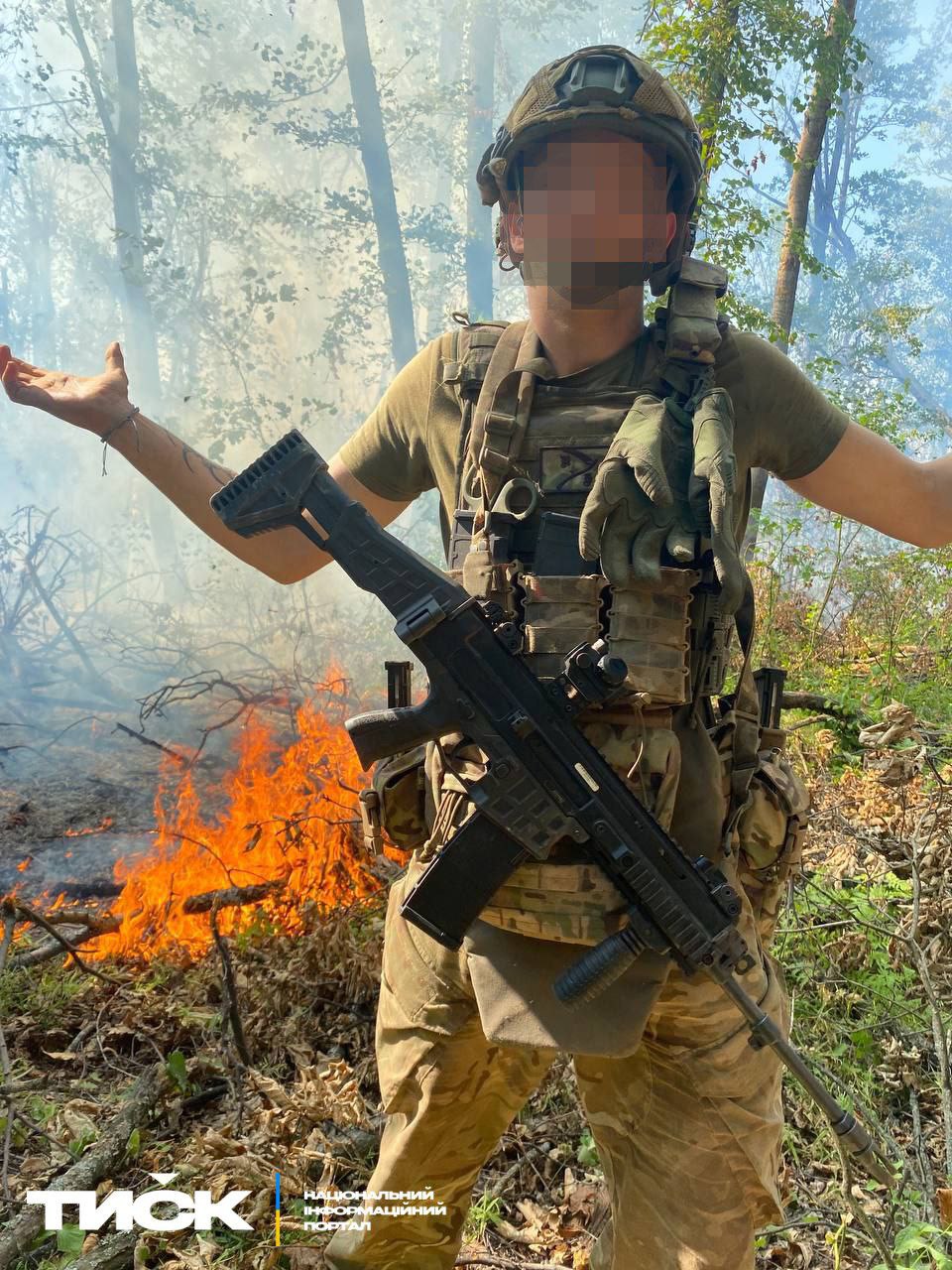 Боєць 101-ї обро ГШ озброєний автоматом CZ BREN 2 і снайперською гвинтівкою Barret MRAD з тепловізійним прицілом Archer TSA-7. Вовчанський напрямок, літо 2024.