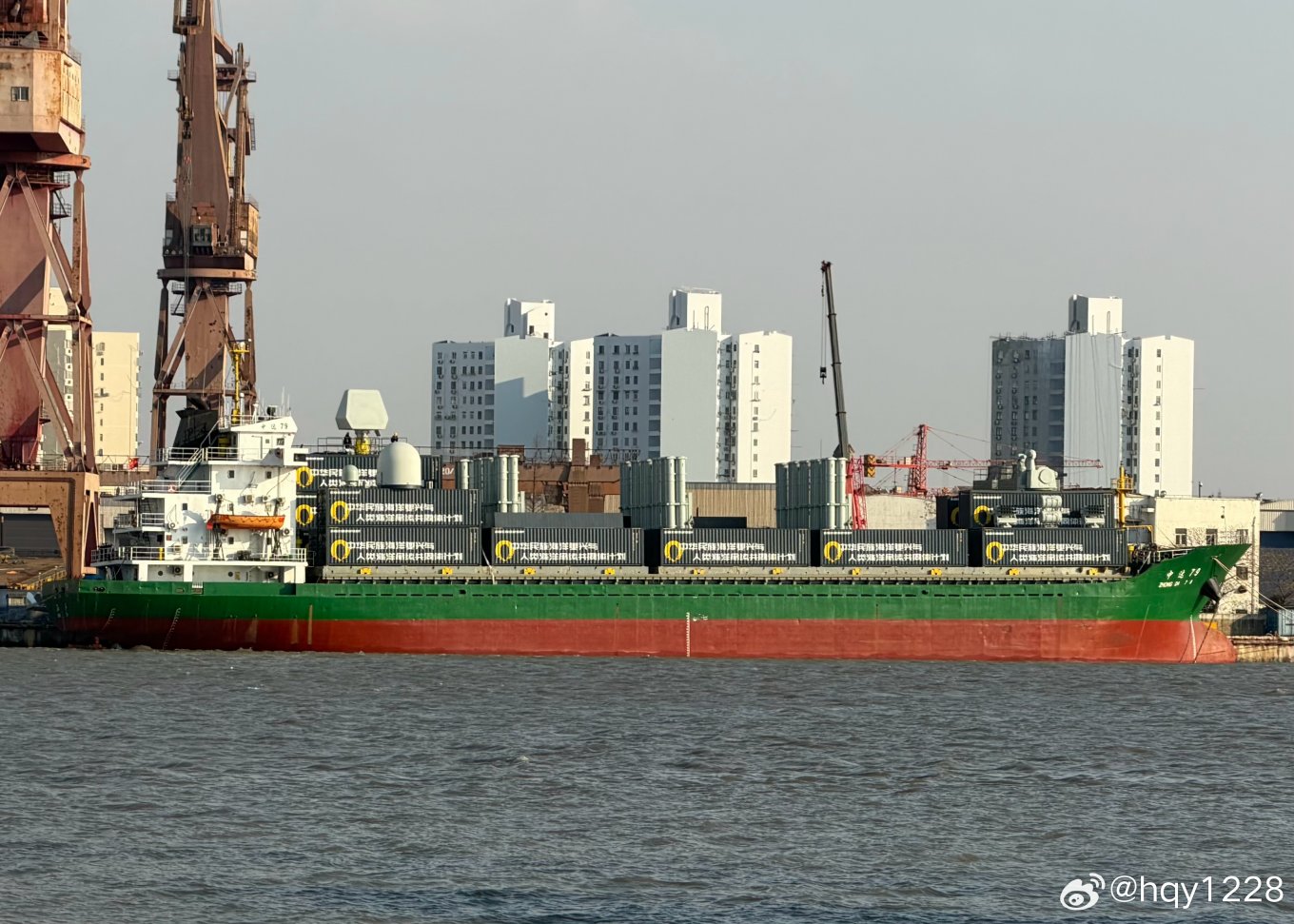 Контенеровоз ZHONG DA 79 перероблений у такий собі ерзац-фрегат ППО. Фото з китайських соцмереж