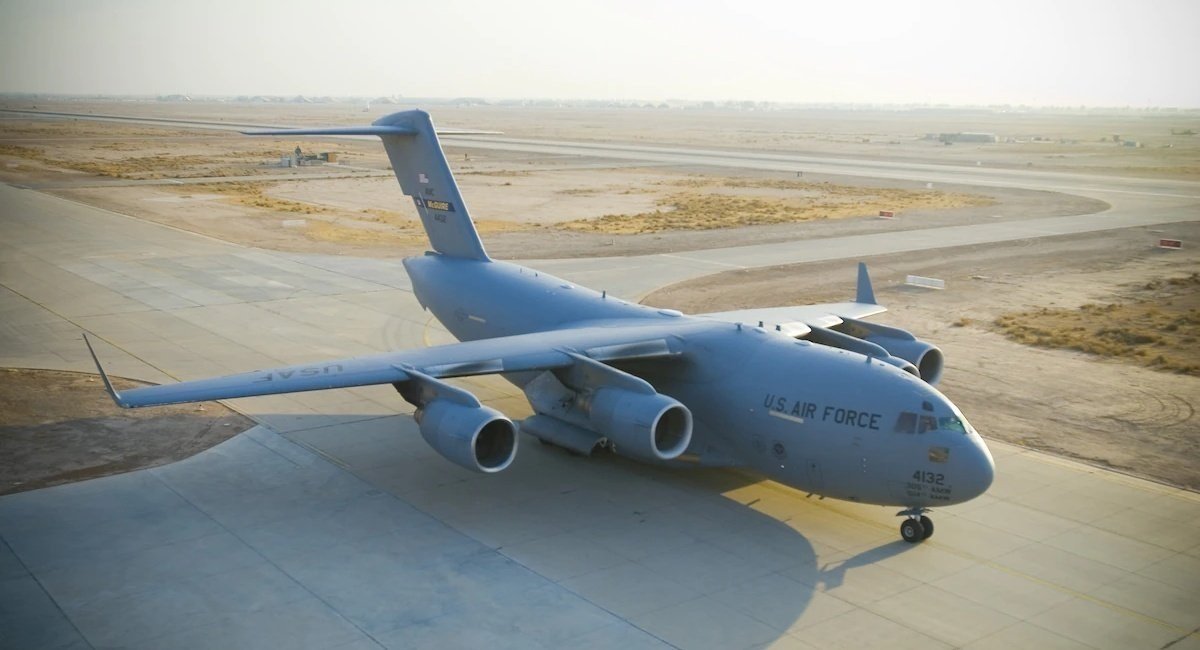 Американський військово-транспортний літак C-17