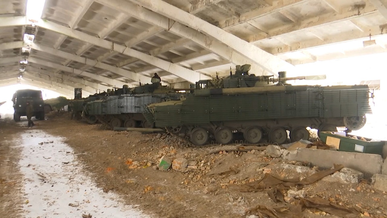 Рашистські БМП-3 із комплектами додаткового захисту